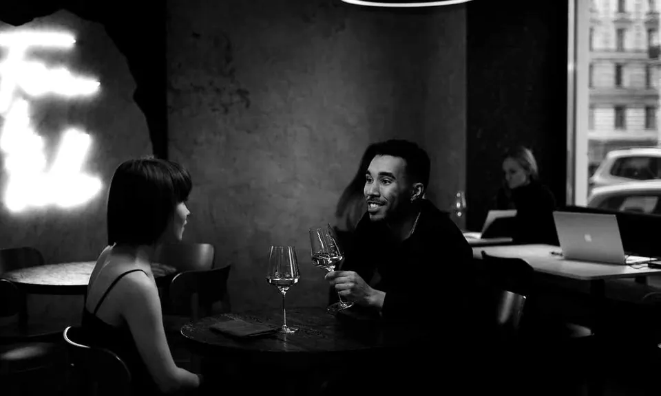 Primera cita en un bar